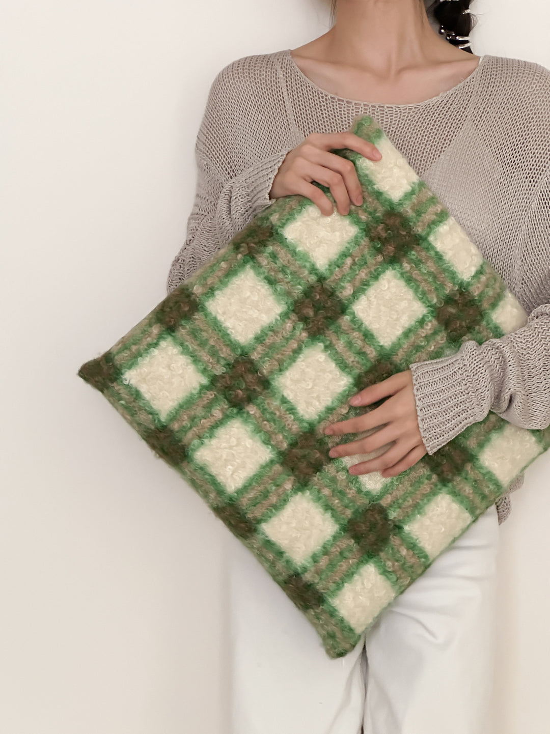 Oversize Sherpa-Clutch mit floraler Bouclé-Optik