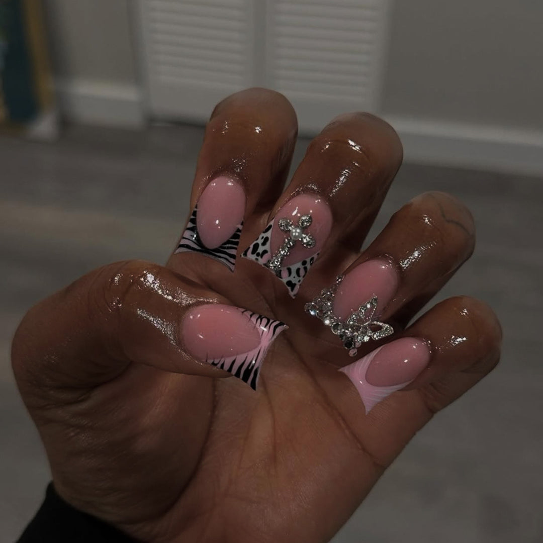Glamouröse dekorative Press-On Nägel mit Strass-Akzenten Karnz