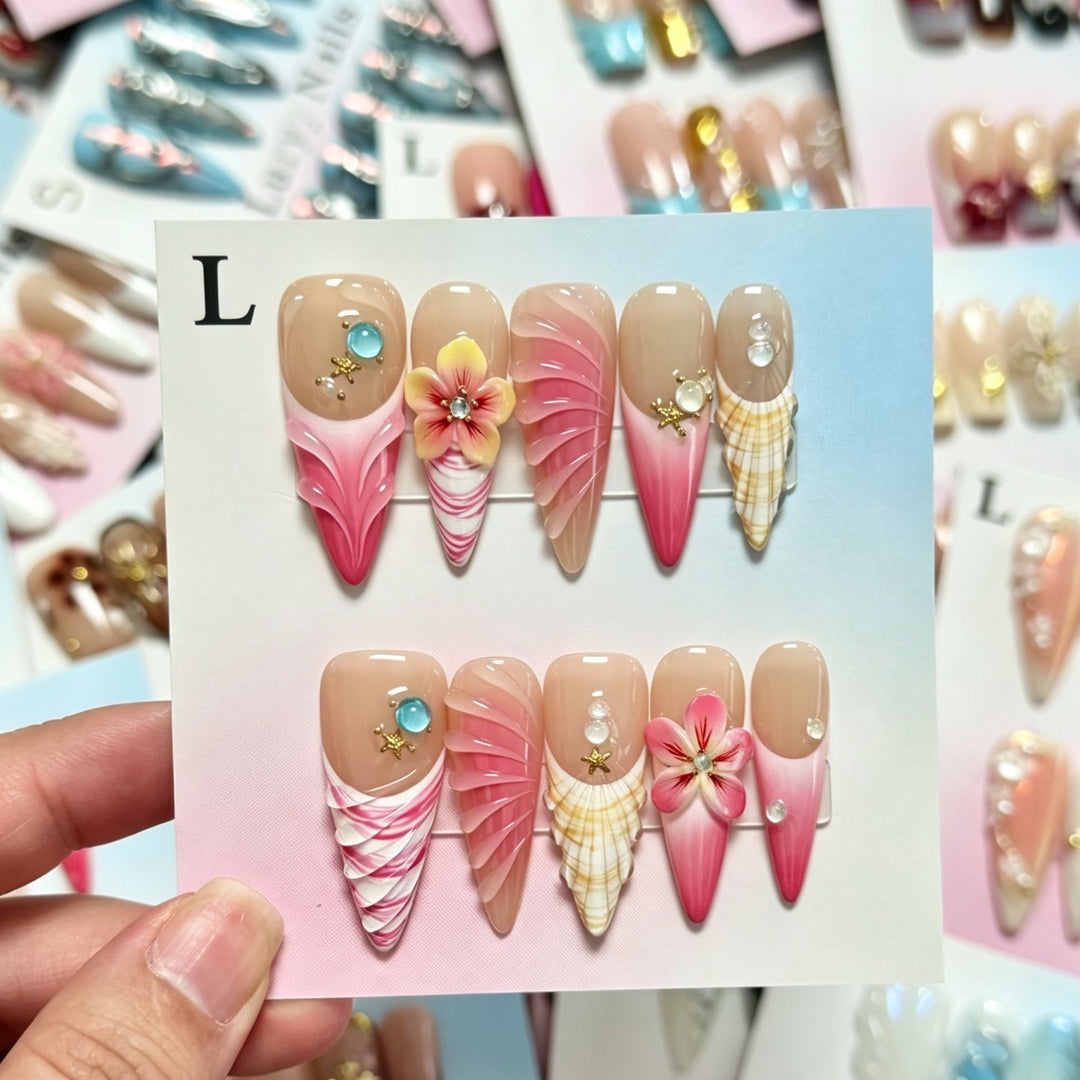 Künstlerisches Press-On Nagelset mit floralen und Muschel-Akzenten