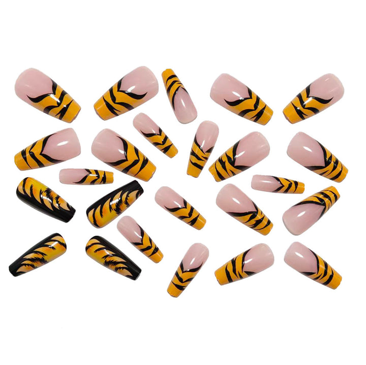 Kreative Kunstnägel im Tiger-Stripes Design Karnz