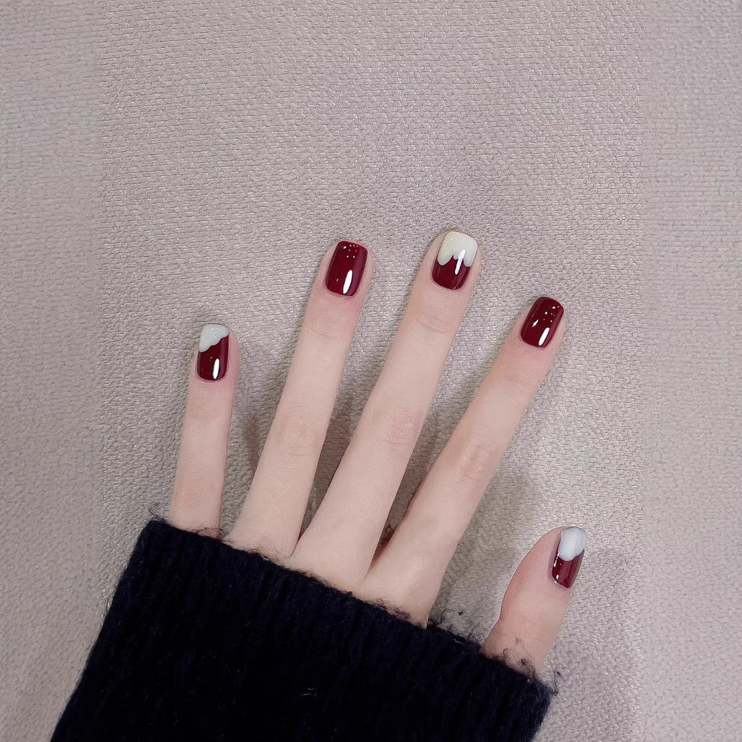 Künstlerisches Press-On-Nagelset mit einzigartigen Designelementen