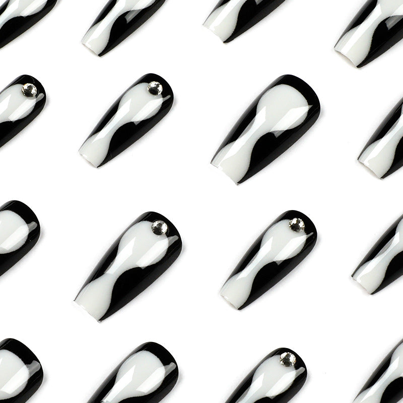 Kunstvolle Nagelverlängerungen mit eleganten Akzenten Karnz
