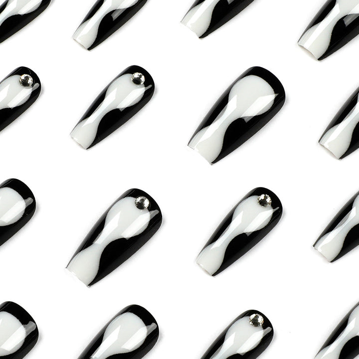 Kunstvolle Nagelverlängerungen mit eleganten Akzenten Karnz