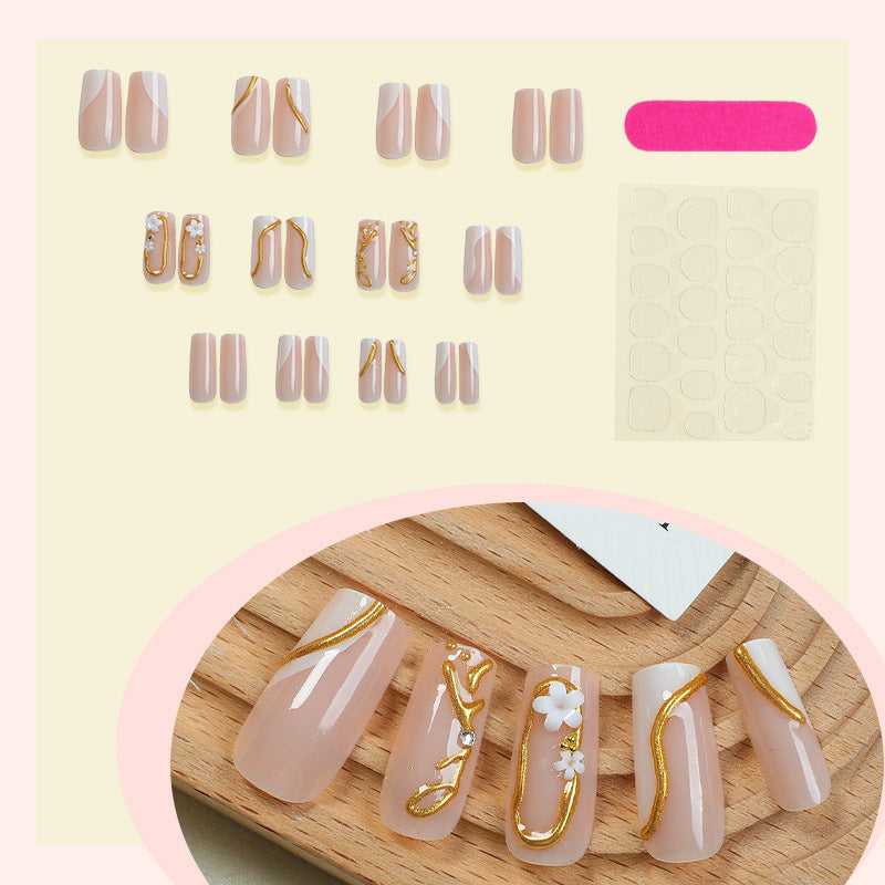 Elegantes Kunstnagelset mit goldenen Akzenten und floralen Details Karnz