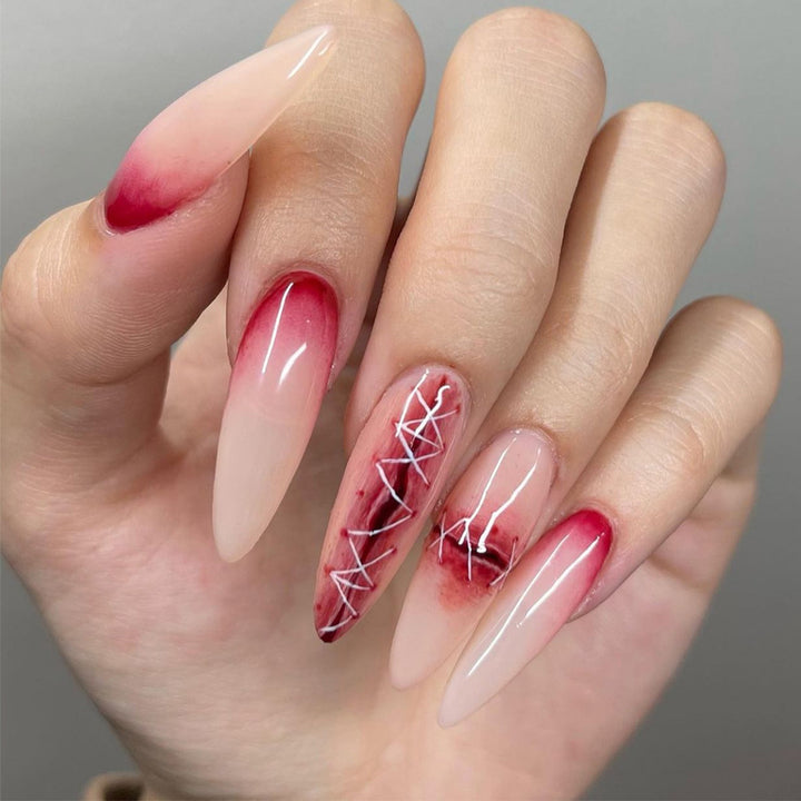 Kreative Stiletto-Nagelkunst mit blutroten Akzenten Karnz