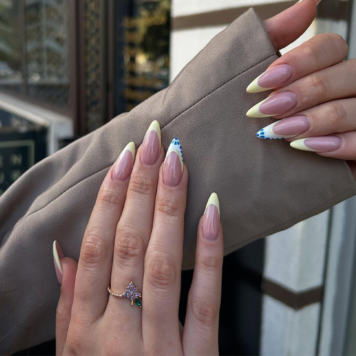 Künstlerisches Stiletto-Nageldesign mit Farbverlauf-Spitzen
