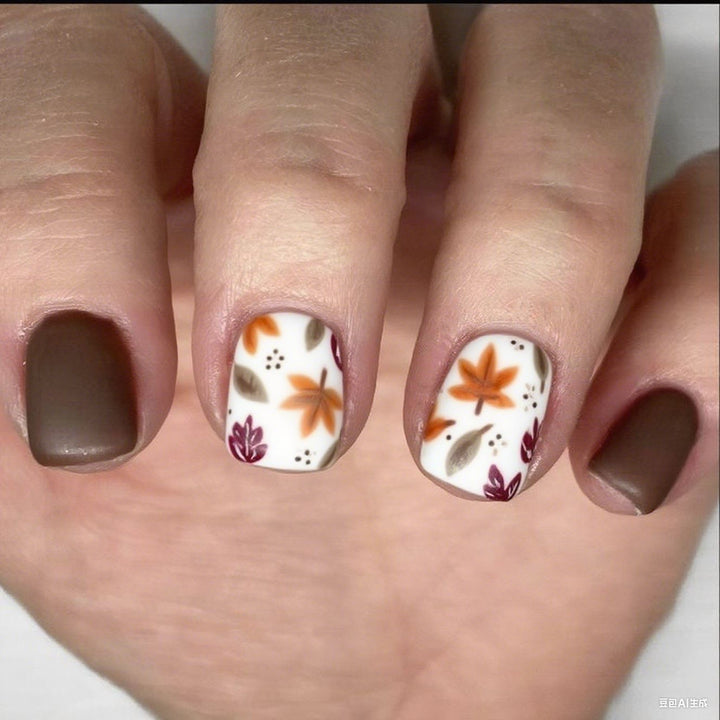 Künstlerische herbstliche Nagelkunst Karnz