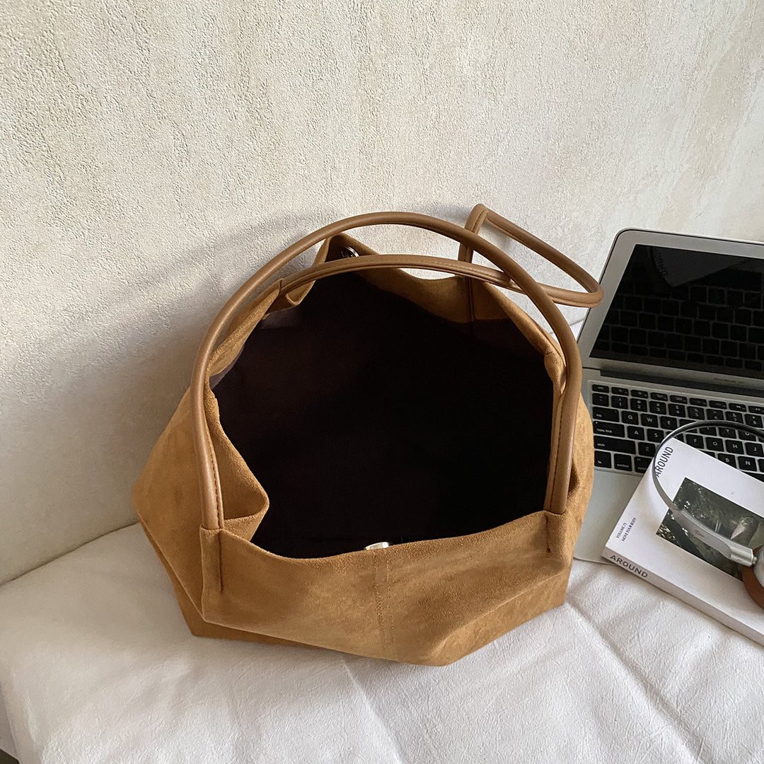 Minimalistische Wildleder Schultertasche