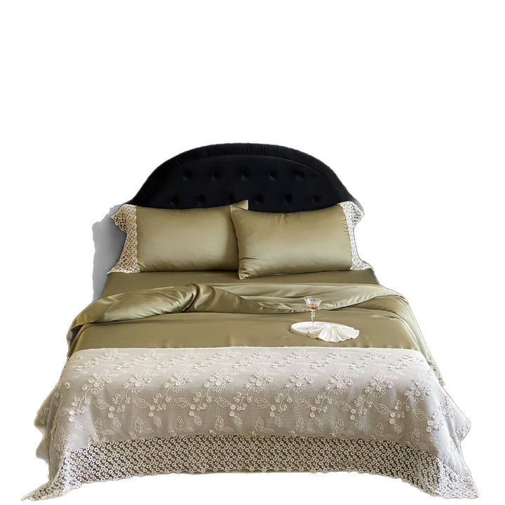 Seidiges Satin-Bettwäsche-Set mit Spitzen‑Kissenbezug und bestickter Tagesdecke