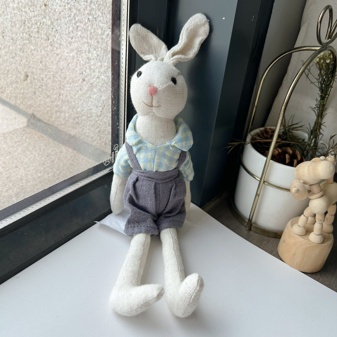 Langbeinige Organic-Leinen-Hasenpuppe mit bestickten Karotten-Latzhosen