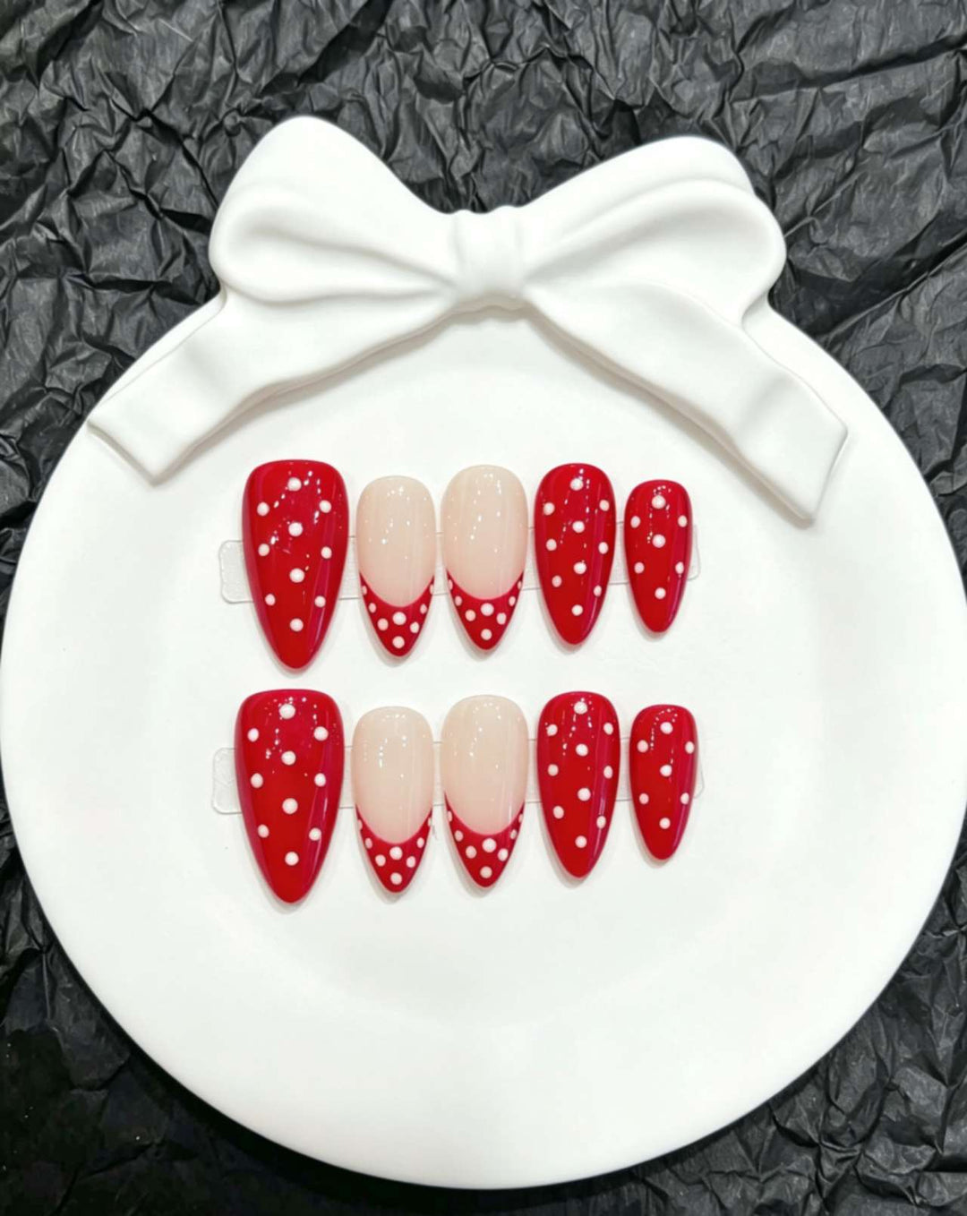 Dekoratives Press-On Nagelkunst-Set mit floralen und verspielten Designs