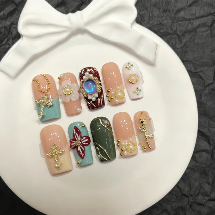 Dekorativer Press-On-Nagelset mit eleganten Designs
