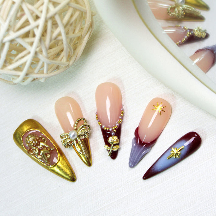Kunstnagelset mit glamourösen Verzierungen und aufwendigen Details Karnz