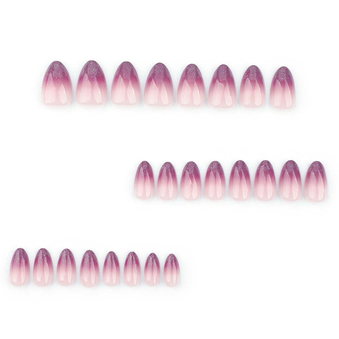 Glänzende Nagelverlängerungen mit sanftem Ombre-Effekt Karnz