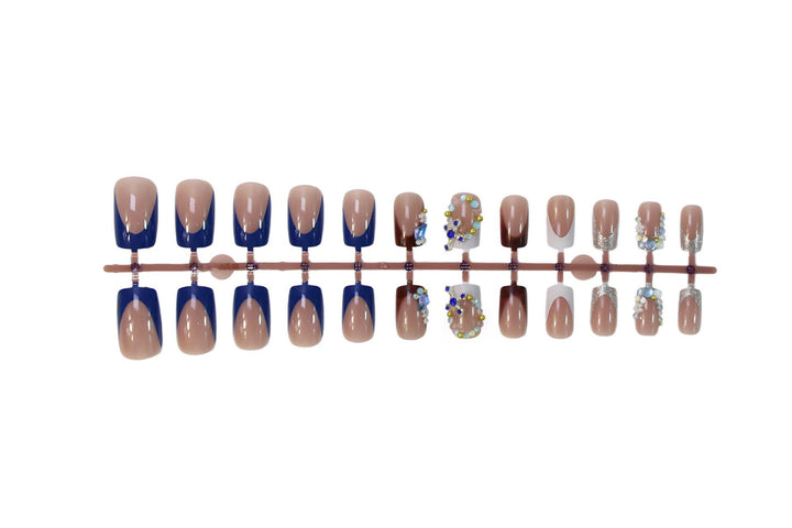 Kunstnagelset mit eleganten Steinverzierungen und modernen Akzenten Karnz
