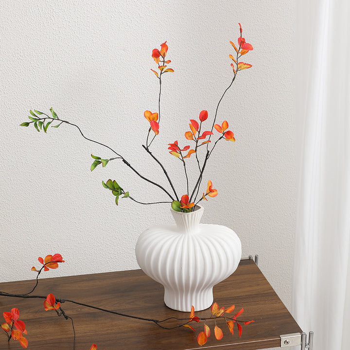 Künstlicher Blütenzweig mit lebendigen orangefarbenen Blüten Karnz