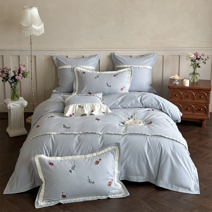 Bettwäsche-Set aus Baumwollsatin mit zarter Blumenstickerei und Plissee-Bordüre