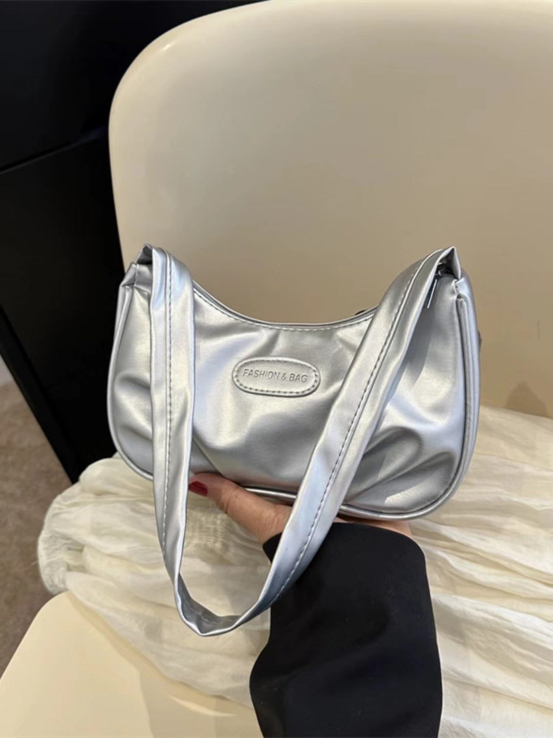Moderne Kurven-Schultertasche Karnz