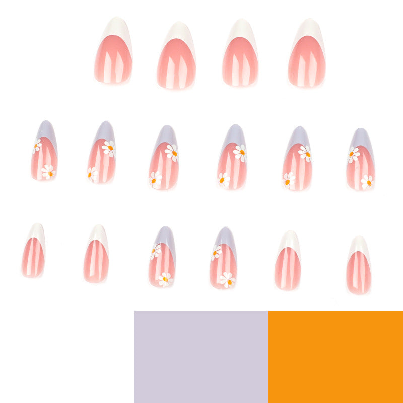 Elegante Kunstnagelgestaltung mit zarten Blüten- und Ombre-Effekten Karnz
