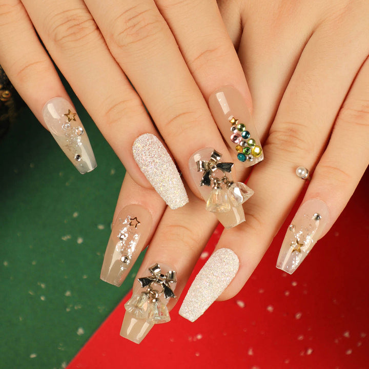 Elegante Acryl-Nägel mit goldenen Akzenten Karnz