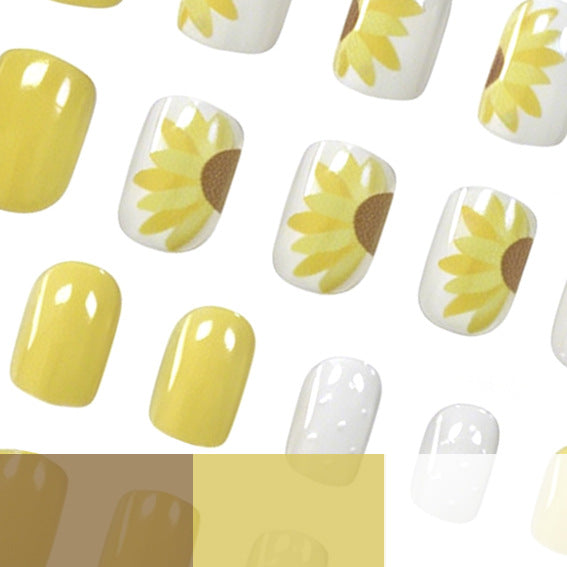 Kreatives florales Nagelkunst-Design Karnz