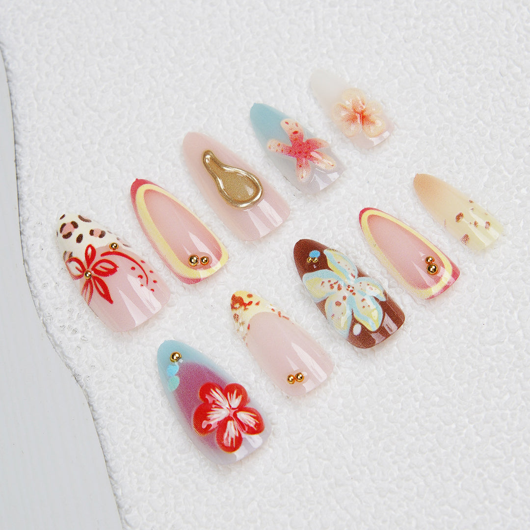 Kunstnagelset mit floralen Akzenten Karnz