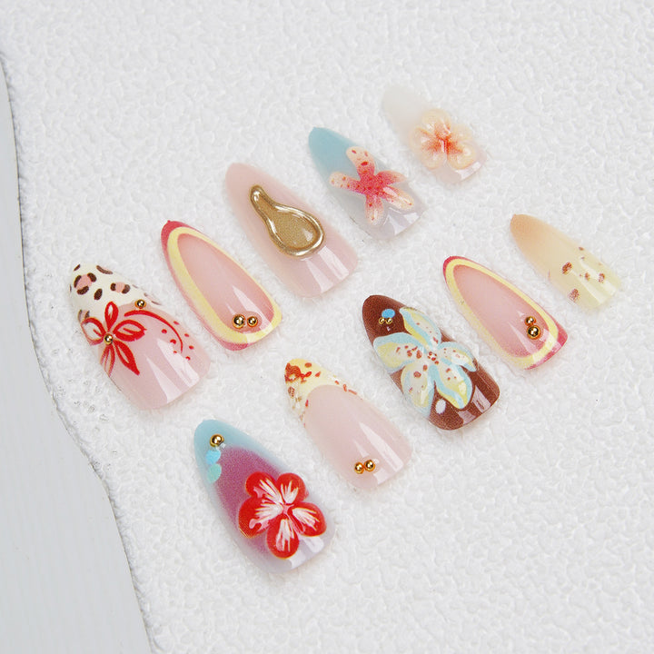 Kunstnagelset mit floralen Akzenten Karnz