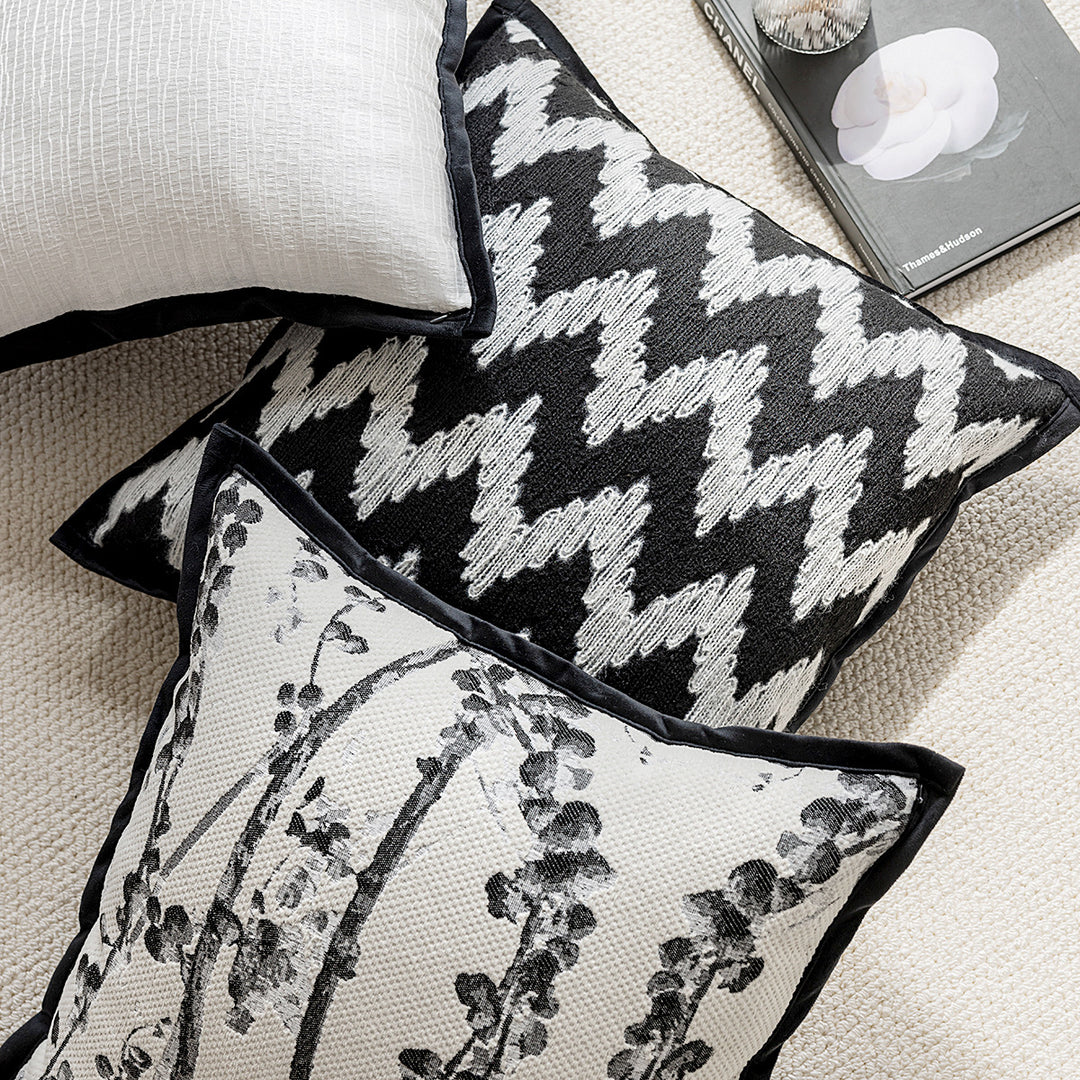 Dekoratives Kissen mit floralem Druck