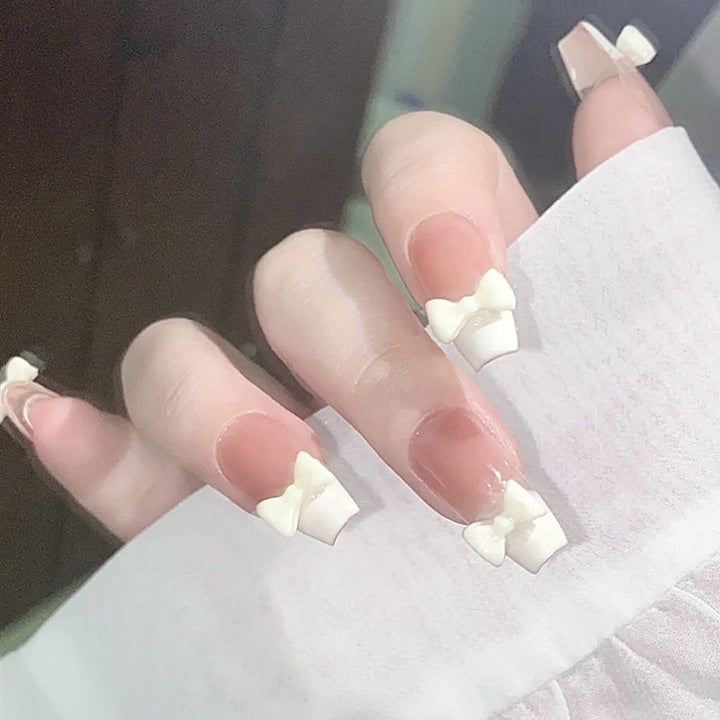 Dekoratives florales Press-On-Nagelkunst-Set Karnz