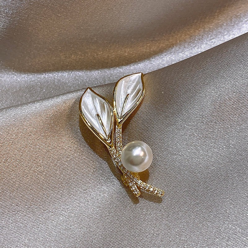 Elegante Brosche mit Perl- und Strassdetails Karnz