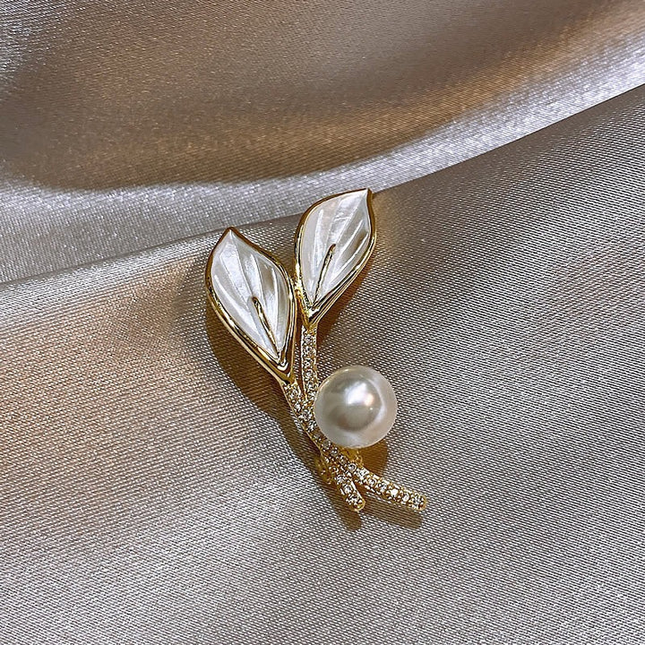 Elegante Brosche mit Perl- und Strassdetails Karnz