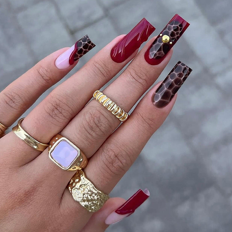 Künstlerisches Press-On-Nagelset mit dekorativen Mustern Karnz