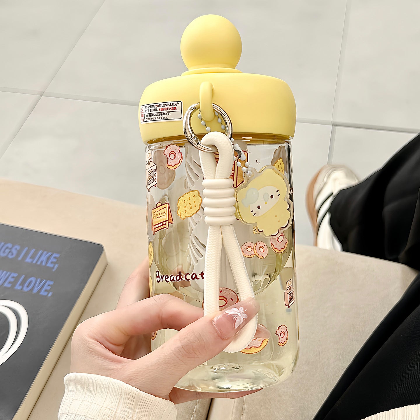 Damen Trinkflasche mit integriertem Tiermotiv und praktischem Tragegriff Karnz
