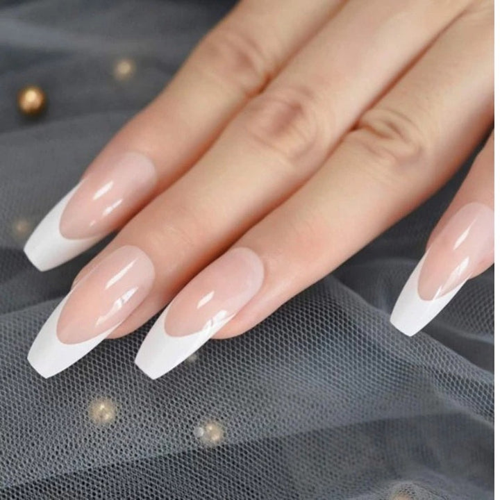 Elegante Kunstnägel mit moderner französischer Spitze Karnz