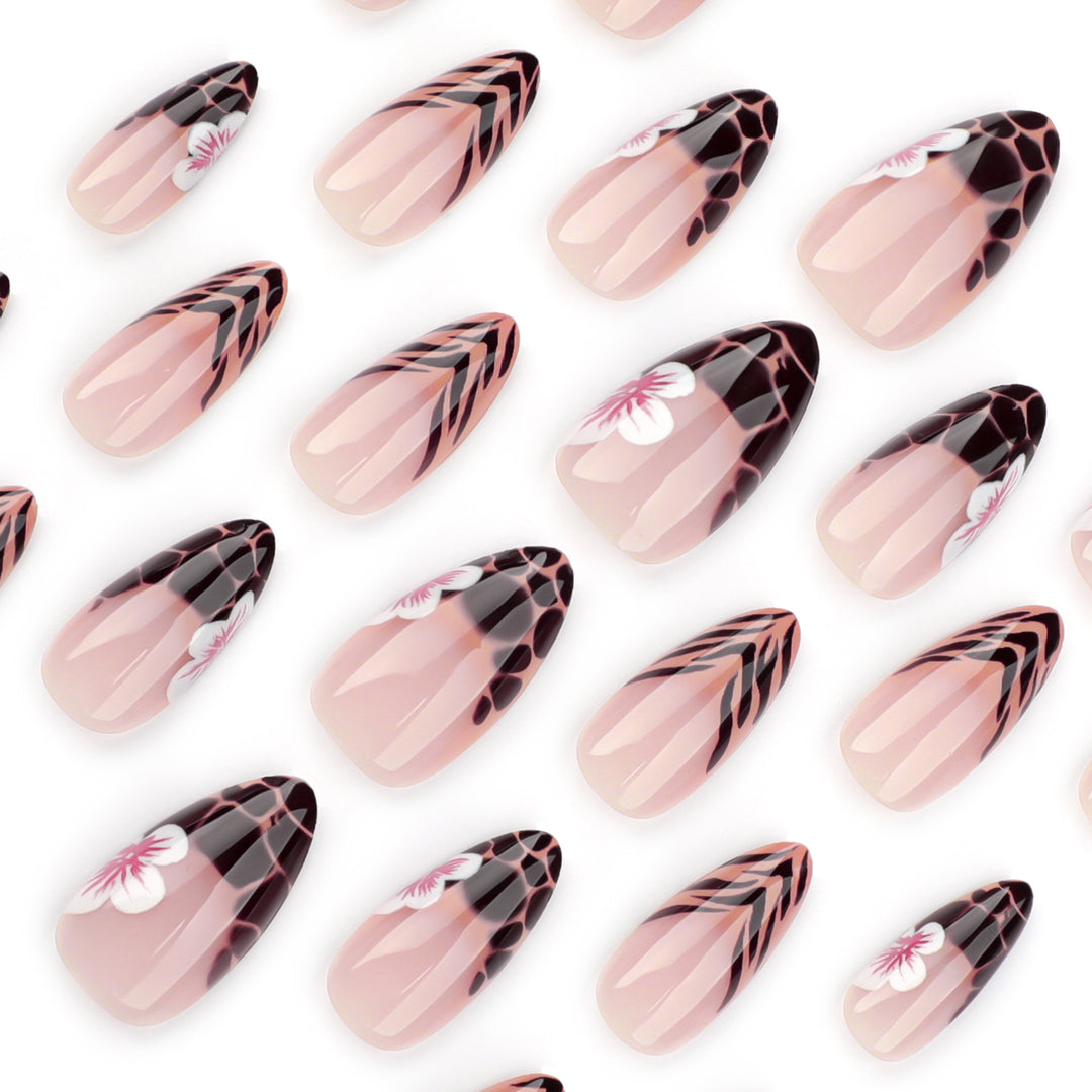 Kunstvolle Stiletto-Nägel mit floralem Akzent Karnz