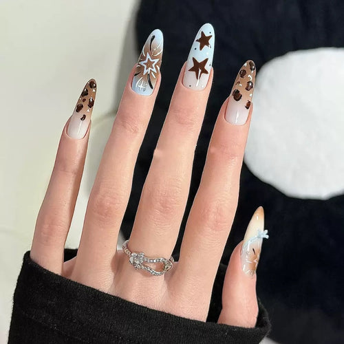 Künstlerisches Stiletto Press-On Nagelkunstset mit Stern- und Leopardenakzenten Karnz