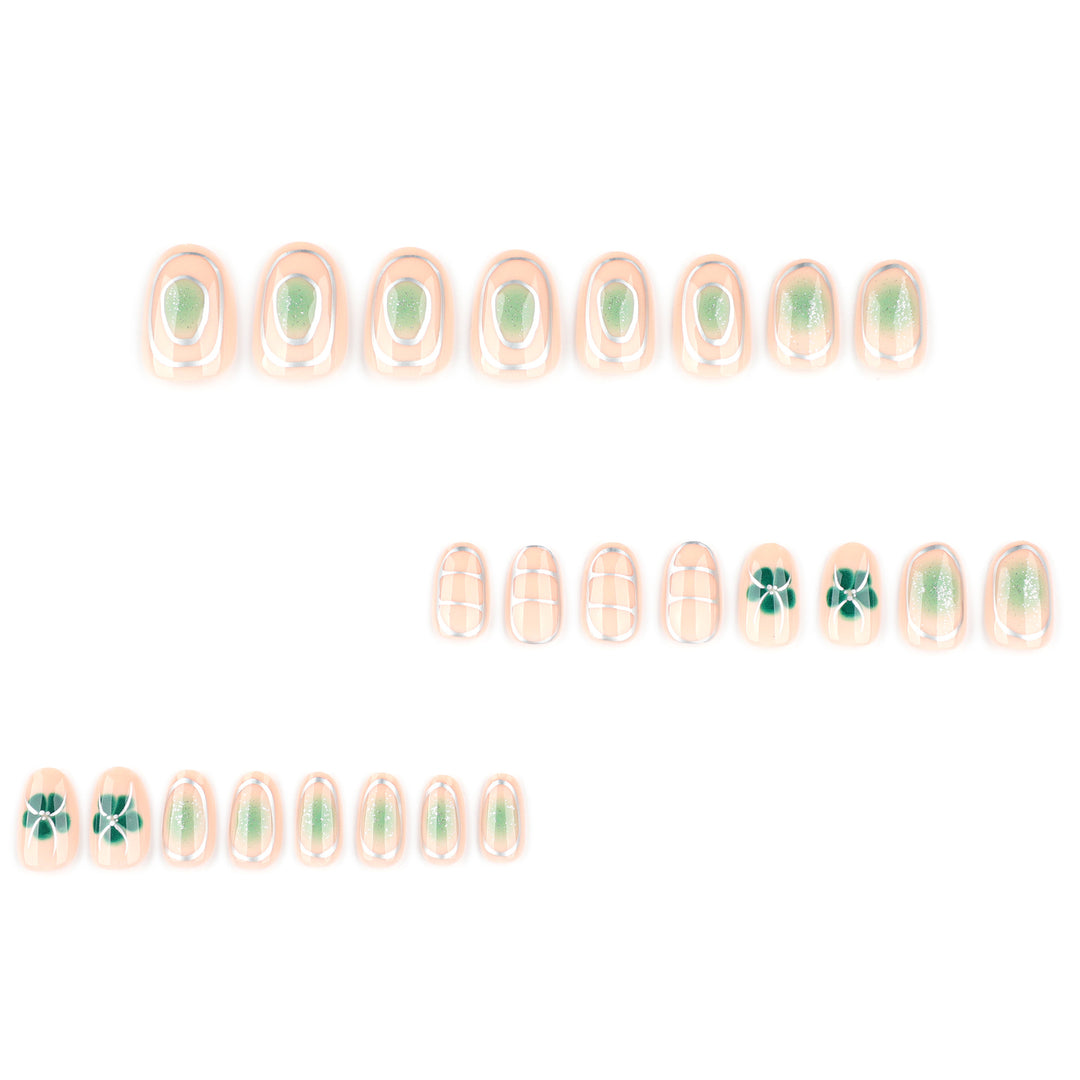 Elegante Nagelkunst mit floralem Design Karnz