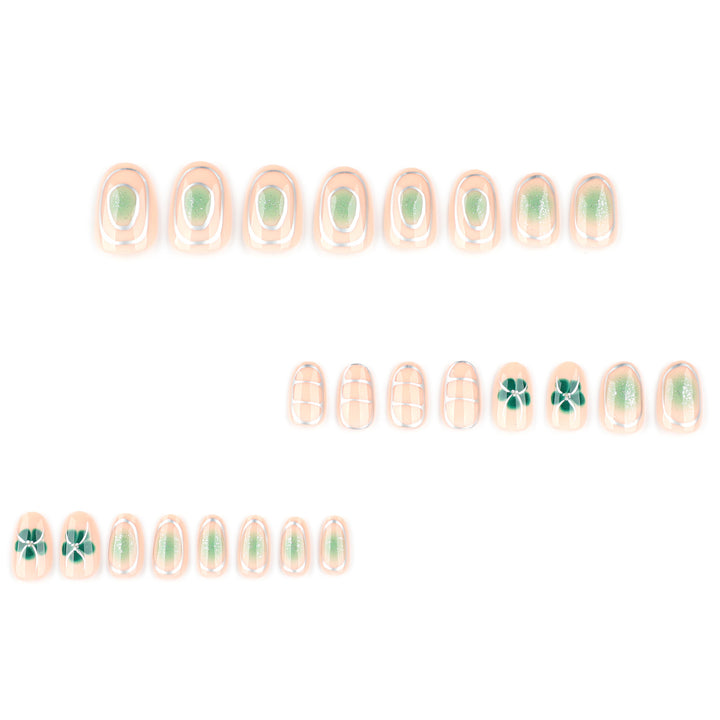 Elegante Nagelkunst mit floralem Design Karnz