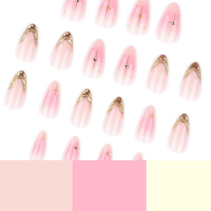 Kunstvolle Nagelverlängerungen mit glamourosem Goldfinish Karnz