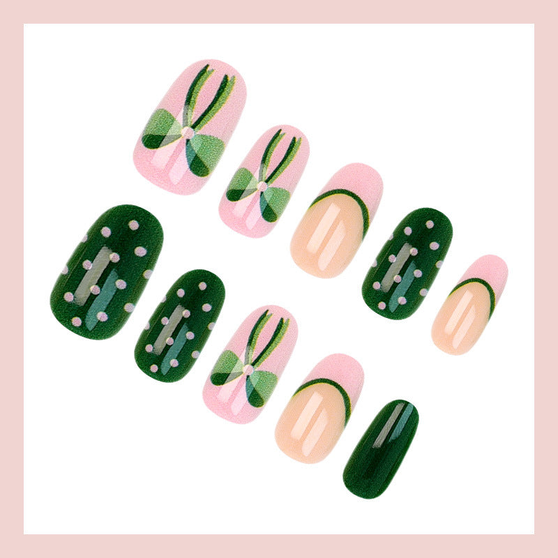 Kunstnagelset mit floralen Akzenten und verspielten Designs Karnz