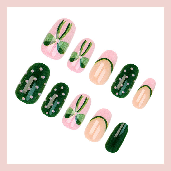 Kunstnagelset mit floralen Akzenten und verspielten Designs Karnz
