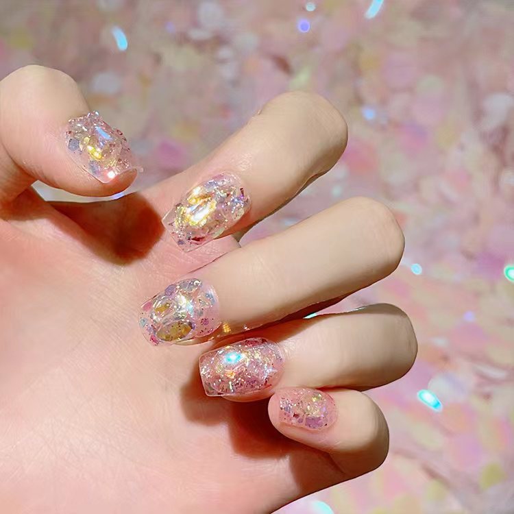Kunstvolle Nagelspitzen mit Glitzerakzenten Karnz