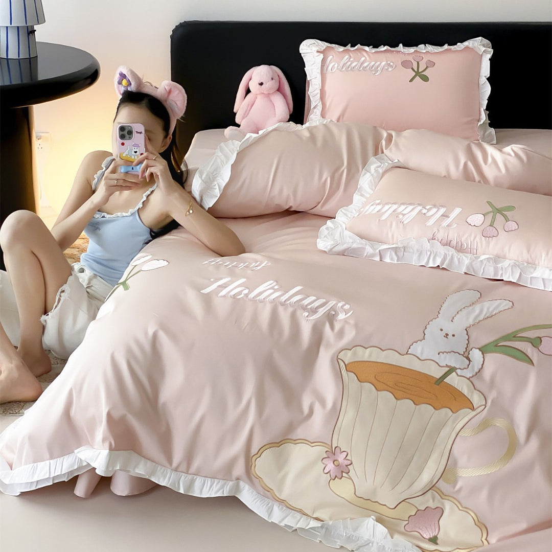Rüschensatin-Duvetbezug-Set mit besticktem Hasen- und Teetassenmotiv