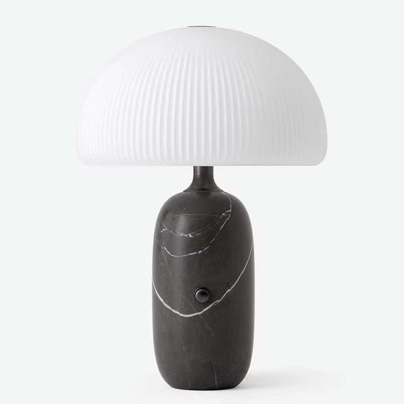 Moderne Skulptierte Tischlampe mit Faltenschirm