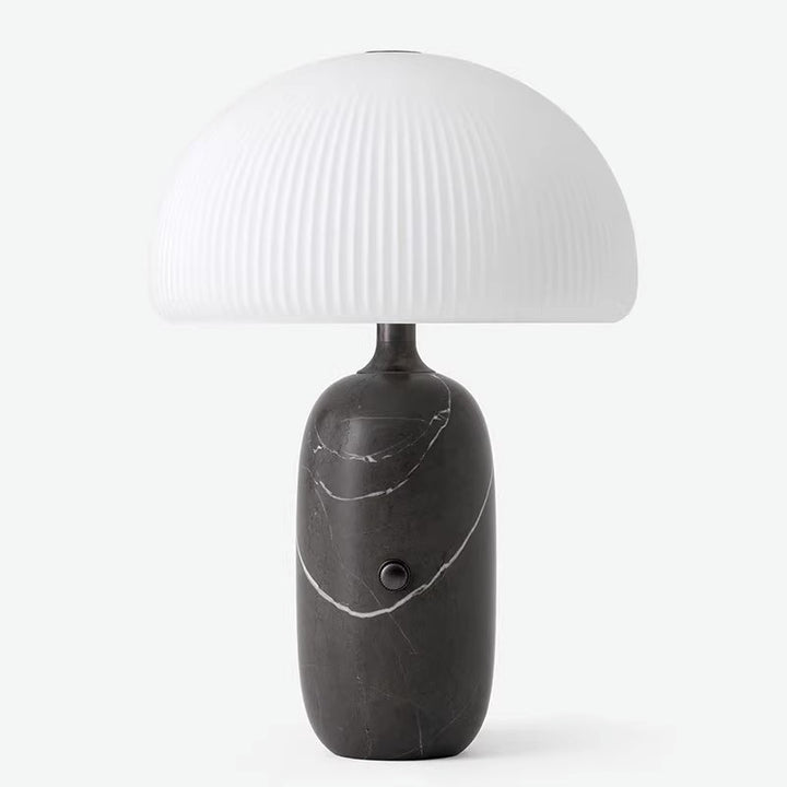 Moderne Skulptierte Tischlampe mit Faltenschirm