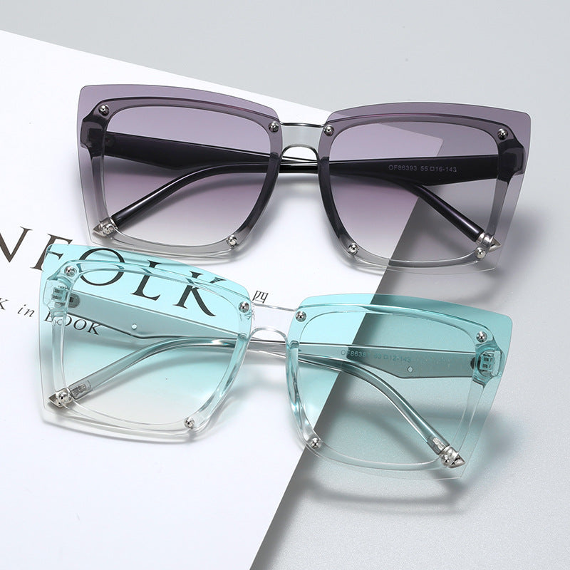 Damen statement Sonnenbrille mit stilvollem quadratischen Rahmen und modischen Akzenten Karnz