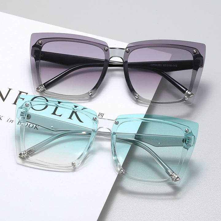 Damen statement Sonnenbrille mit stilvollem quadratischen Rahmen und modischen Akzenten Karnz