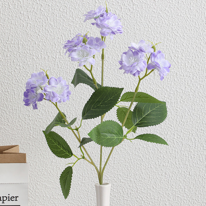 Kunstblumenarrangement mit zarten weißen Blüten Karnz