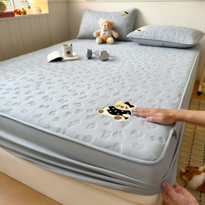 Gestepptes wasserdichtes atmungsaktives passgenaues Matratzenauflage-Schutz mit bestickter Teddy-Applikation