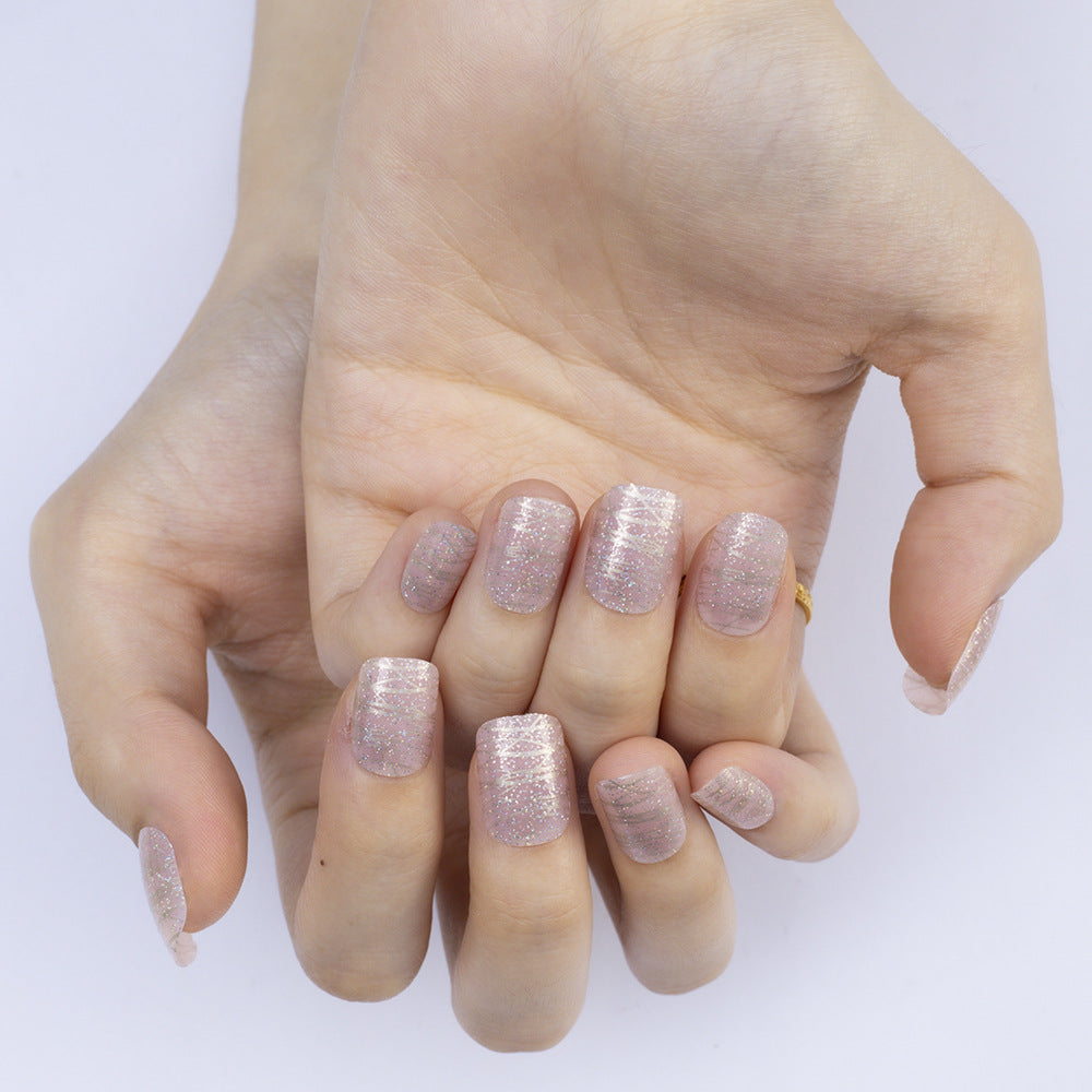 Glitzernde Kunstnägel mit Elegantem Metallic-Finish Karnz